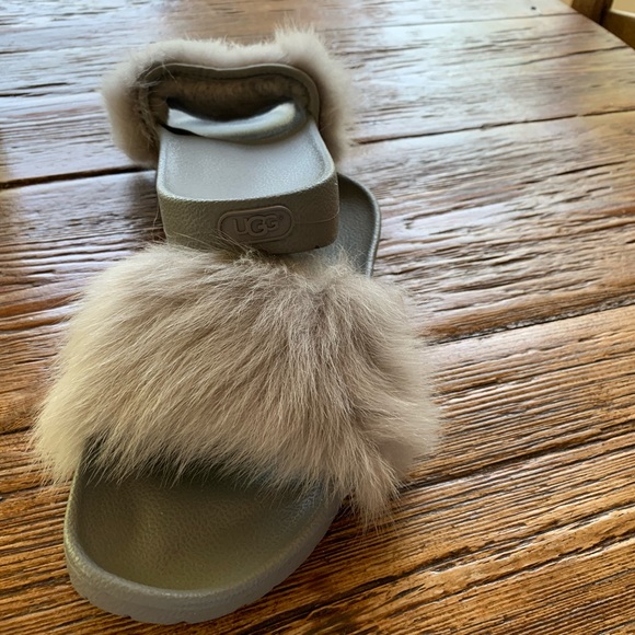 Ugg Slippers size 7. Never worn, brand new. Grey color. No box - Picture 3 of 7